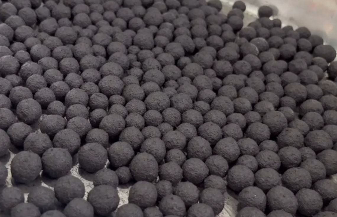 使用球團(tuán)礦有機(jī)粘結(jié)劑對(duì)鋼鐵廠的生產(chǎn)效率有何影響？